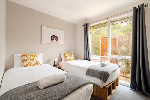 Postel nebo postele na pokoji v ubytování Bells Beach Cottages - Pet friendly cottage with wood heater