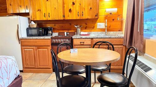 a kitchen with a table and chairs in a room at Apple Inn Motel in Chelan