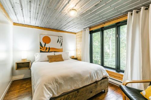 Кровать или кровати в номере Le 14 Chalets Howard - Spa-Shower-Hammock-Bromont