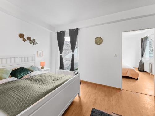 una camera bianca con un letto e una finestra di Central Stockerau View 2 BR for 4 a Stockerau