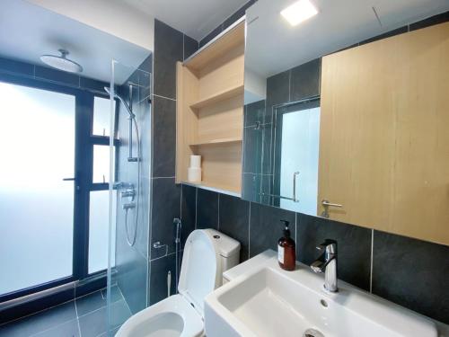 une salle de bain avec toilettes, lavabo et douche dans l'établissement The Colony Infinitum By Happy Stay, à Kuala Lumpur