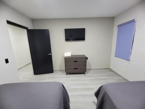 Una televisión o centro de entretenimiento en FIESTA MIRAMAR