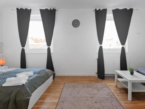 Postel nebo postele na pokoji v ubytování Stockerau Comfort Studio 1 BR for 2