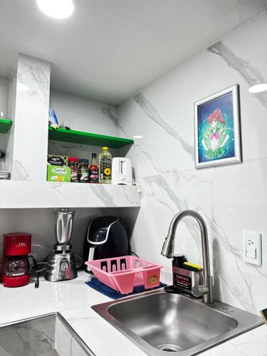 a kitchen with a sink and a counter top at Palacio de cristal, Fiesta de cortes 101, Casa Hermar in Puerto Peñasco