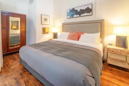 Cama o camas de una habitación en High-design Downtown Loft