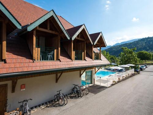 un bâtiment avec des vélos garés à côté d'une piscine dans l'établissement Apartment in Giez with Mountain Views, à Giez