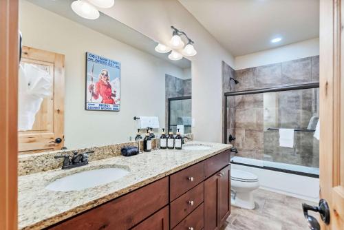 un bagno con lavandino e WC di Modern Keystone Townhome Next to River Run Village a Keystone