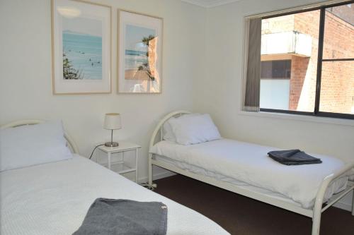 En eller flere senge i et værelse på Jubilee Apartment 06