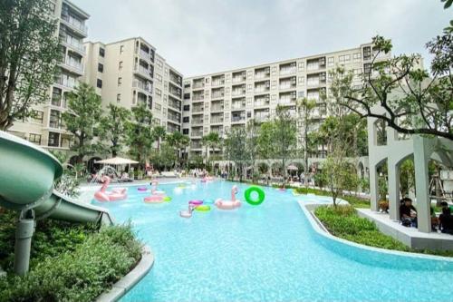 ホアヒンにあるLuxury Pool LA Casit BY TST B3のピンクのフラミンゴが飾られたリゾート内のスイミングプール