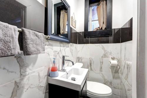 Koupelna v ubytování Blue Lounge - Downtown - Lafontaine Park