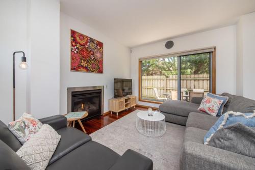 Χώρος καθιστικού στο Summer Lane by Property Mums