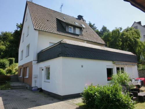 ein weißes Haus mit schwarzem Dach in der Unterkunft Flat in Bruchhausen with private terrace in Bruchhausen