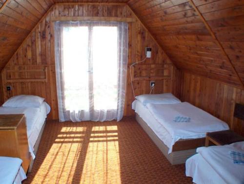 Habitación en el ático con 2 camas y ventana en Bungalovy Tatranec, en Tatranská Lomnica