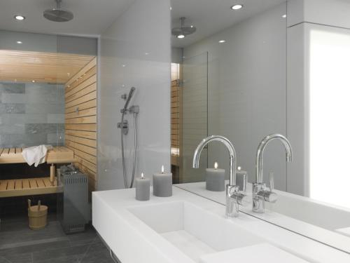 une salle de bain avec deux lavabos et une douche dans l'établissement Le Loft d'Annecy - Vision Luxe, à Annecy