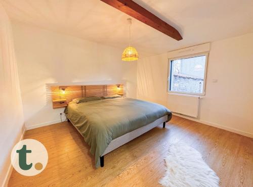 une chambre avec un lit et une fenêtre dans l'établissement Tranquiloue - Maison au charme d'Antan - PuyduFou, à Les Landes-Génusson