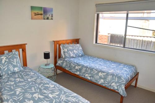 een slaapkamer met twee bedden en een raam bij Jubilee Apartment 04 - Bring your own linen in South West Rocks