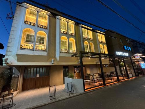 een gebouw met tafels en stoelen ervoor bij Hotel RIO新宿 in Tokyo