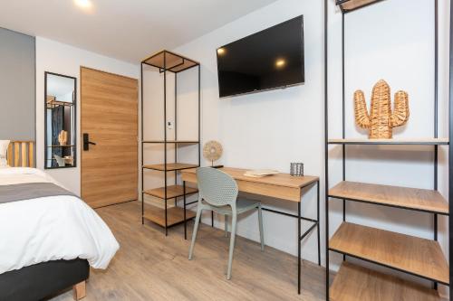 a bedroom with a bed and a desk with a computer at Barcelo Coliving in Medellín