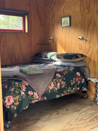 Postel nebo postele na pokoji v ubytování Waiata Shepherds Hut- Off Grid retreat