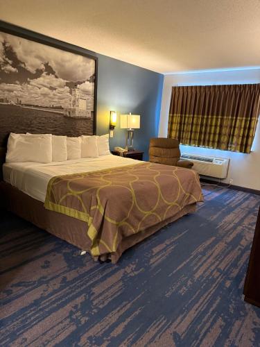 Valued Stay Prairie Du Chien في برايري دو شين: غرفة فندق مع سرير وكرسي