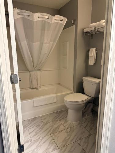 Valued Stay Prairie Du Chien في برايري دو شين: حمام مع حوض استحمام ومرحاض ودش