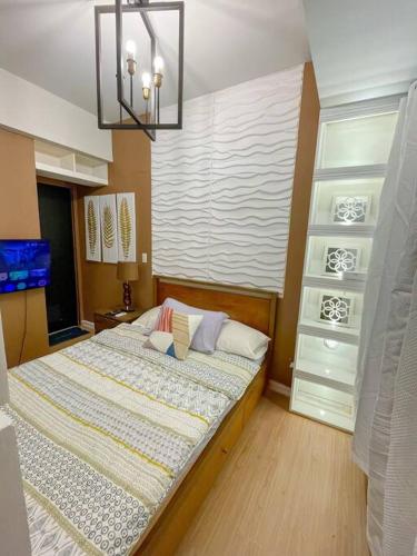 un dormitorio con una cama grande en una habitación en Deryll's Fun house, en Manila