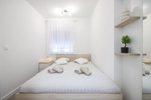Apartments with parking space Zadar - 23478
