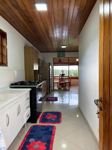 Kuchyň nebo kuchyňský kout v ubytování Casa com vista deslumbrante