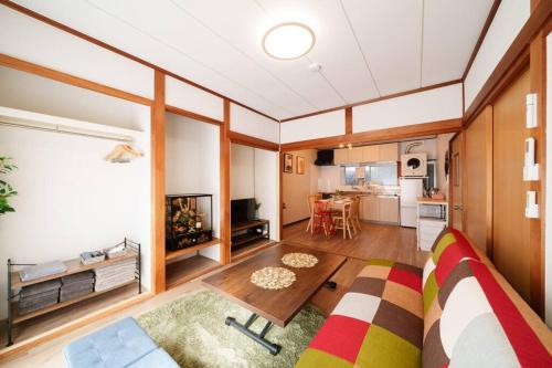 a living room with a couch and a table at oyadoya nagoya nakamura 地下鉄中村公園駅徒歩7分 最大8名 駐車場有り in Nagoya