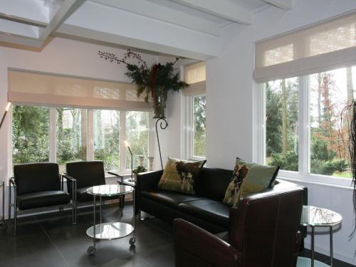 Зона вітальні в Luxury, design house with a fireplace at the Bedafse Bergen