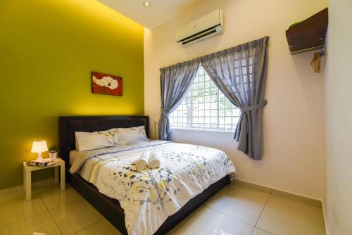سرير أو أسرّة في غرفة في Saffron Stay Melaka