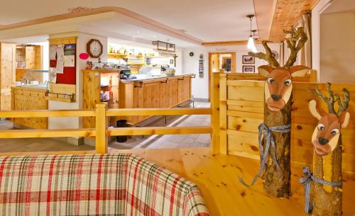 een kamer met twee hertenkoppen aan de muur bij Pederü in San Vigilio Di Marebbe
