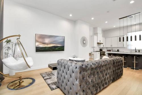 a living room with a couch and a kitchen at BlissHaven Luxe & Spacious in Downtown Houston with Soaking Tub ,Rooftop and free Parking in Houston