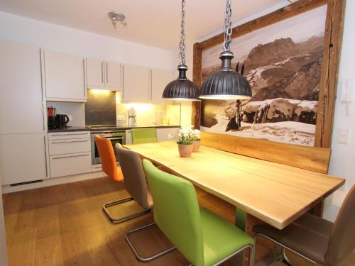 een keuken en eetkamer met een houten tafel en stoelen bij Modern apartment near Saalbach Hinterglemm in Viehhofen