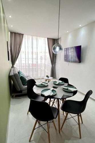 a dining table and chairs in a living room at 201S Apartamento de ensueño in Vallecito