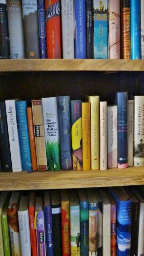 a book shelf filled with lots of books at Gasthof zur Strass in Eugendorf