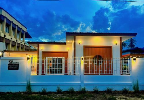 El edificio en el que está la casa vacacional