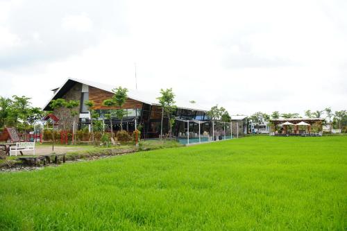 Taman di luar BEAUCHAMP VILLA
