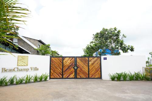 Bangunan di mana terletaknya vila ini