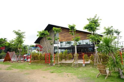 Taman di luar BEAUCHAMP VILLA