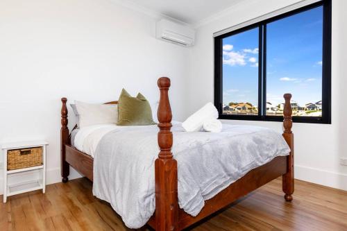 Una cama o camas en una habitación de Two-Storey with Marina Views