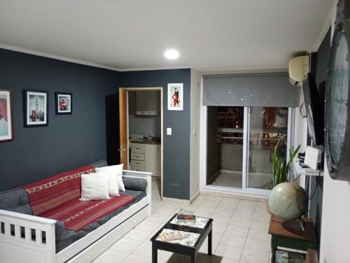 ein Wohnzimmer mit Sofa und Tisch in der Unterkunft Dptos NUEVOCENTRO 2 in Cordoba