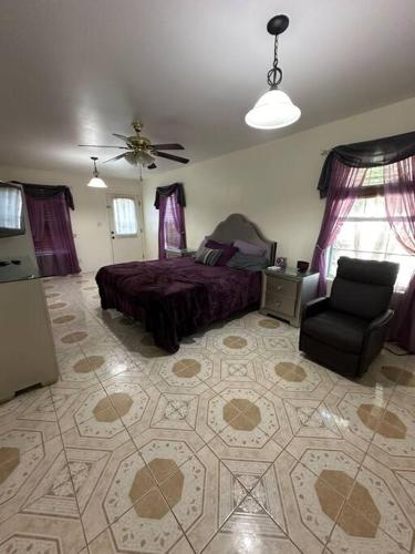 a bedroom with a bed and a chair at Casa Colibrí in Harlingen