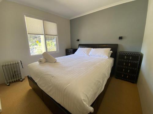 スレッドボにあるInala 3 - Thredboのベッドルーム(ノートパソコン付きの大きな白いベッド1台付)