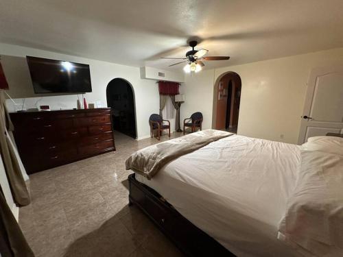 a bedroom with a bed and a ceiling fan at Casa Colibrí in Harlingen