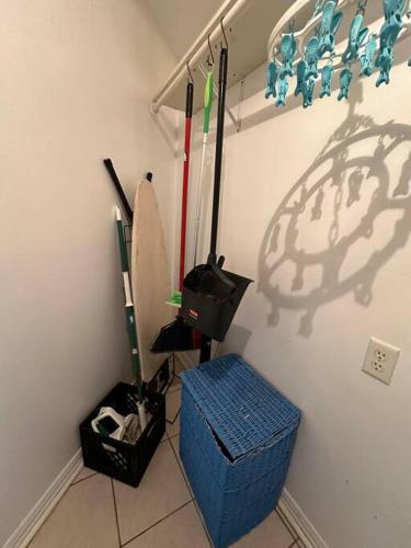 a corner of a room with snowboards and a trash can at Casa Colibrí in Harlingen