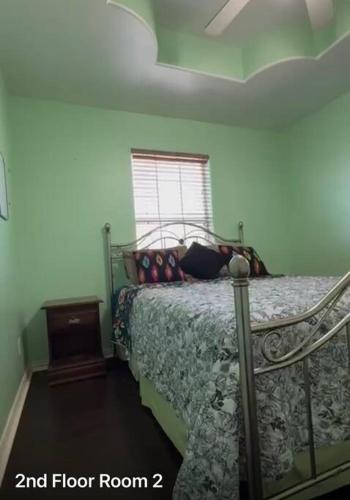 a bedroom with a bed and a window at Casa Colibrí in Harlingen