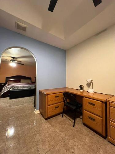 a bedroom with a desk and a bed in it at Casa Colibrí in Harlingen