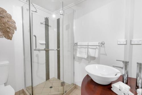 Un baño de Little Palm- 2 Bedroom Tropical Escape