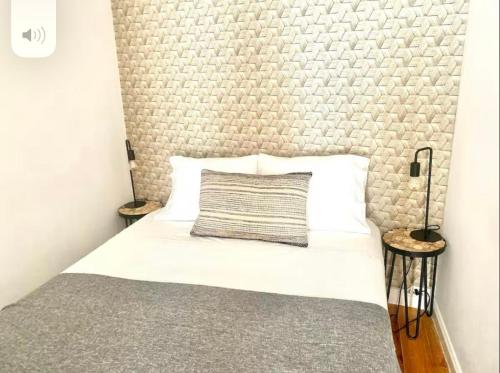 - une chambre avec un lit doté d'une grande tête de lit dans l'établissement Al- Hamma Suites II - 2nd floor, à Lisbonne